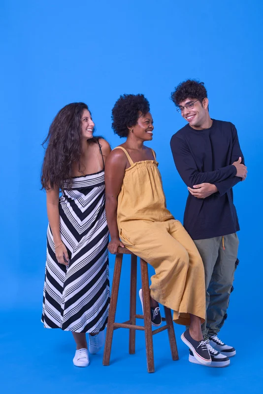 Trois personnes souriantes discutent