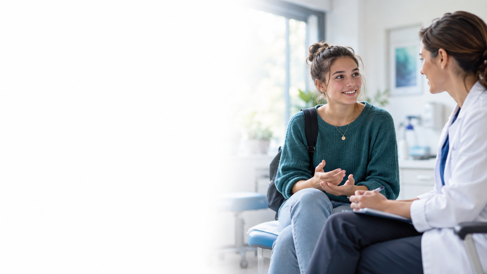 Une jeune patiente échange avec une professionnelle de santé